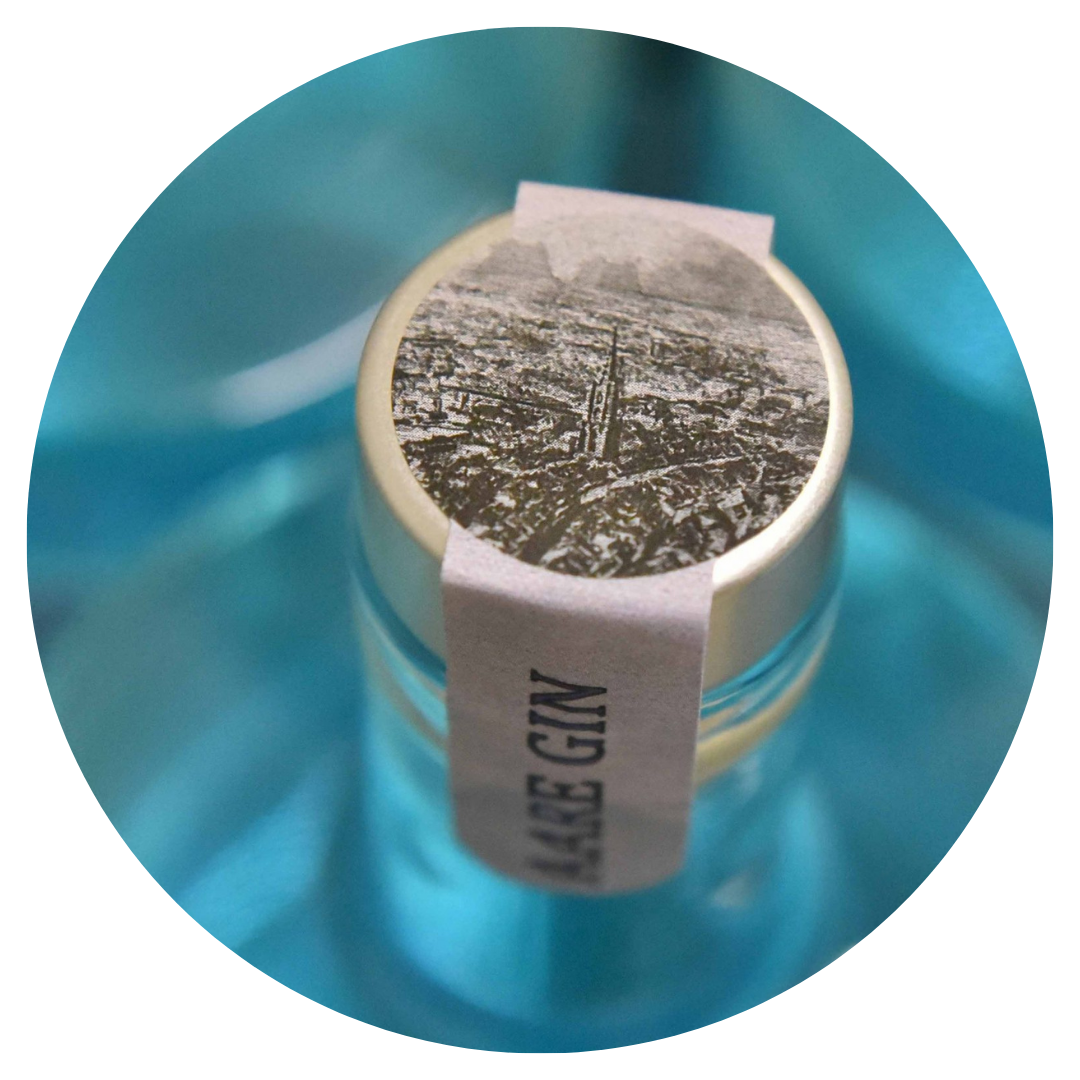 Detailaufnahme des AARE GIN Designs mit hochwertigen Verschlussdetails.