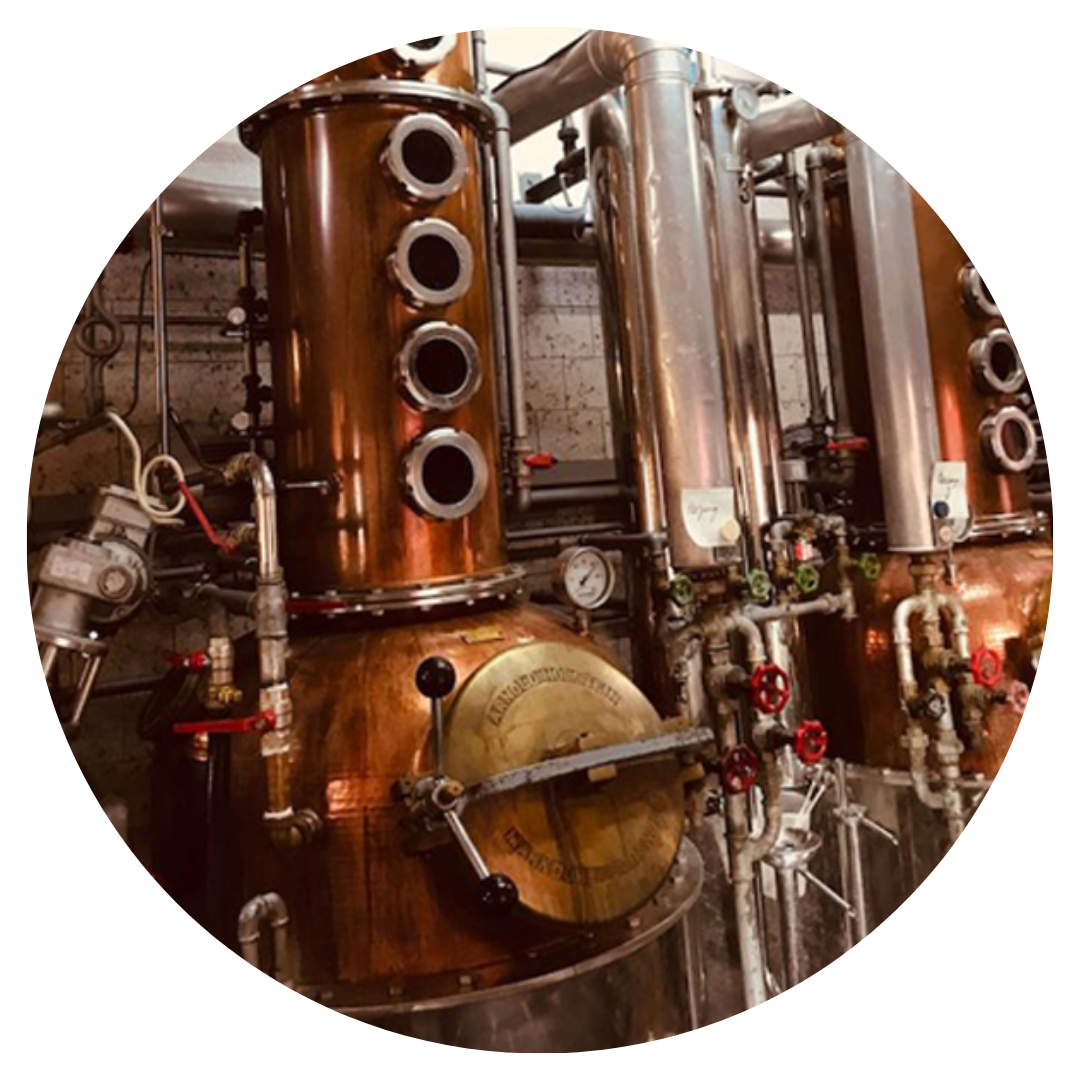 Traditionelle Herstellung von AARE GIN in einer Schweizer Kupferbrennerei.