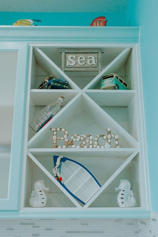 A shelf with a sign that says sea on it
