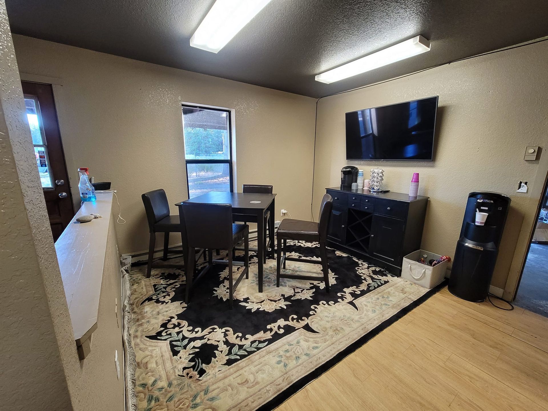 Coffee Area | Pat's Auto Care