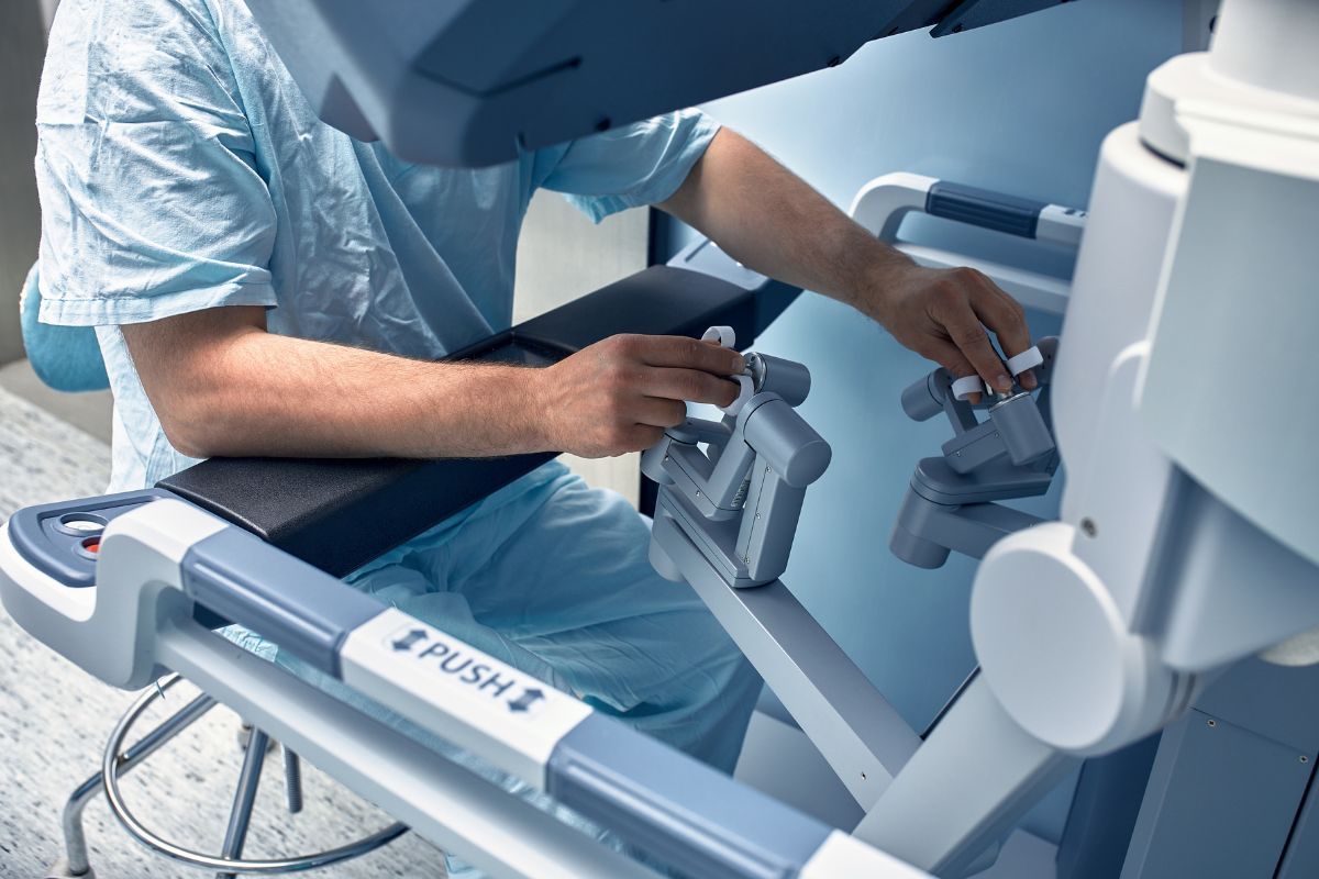 cirurgia-robotica-joelho-dr-diego-munhoz-ortopedista-joelho-sao-paulo