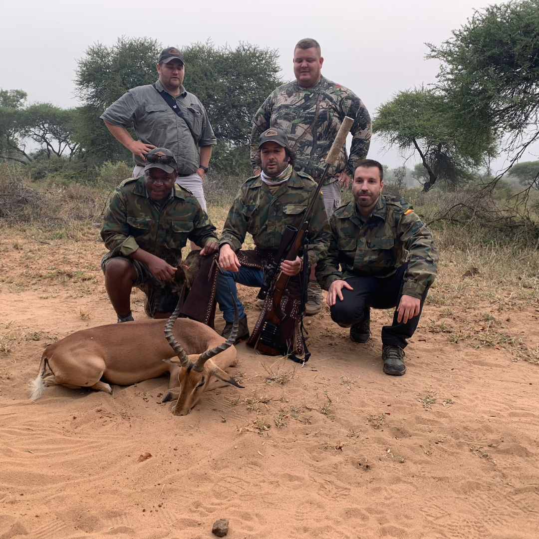 cazadores despues de cazar un Impala