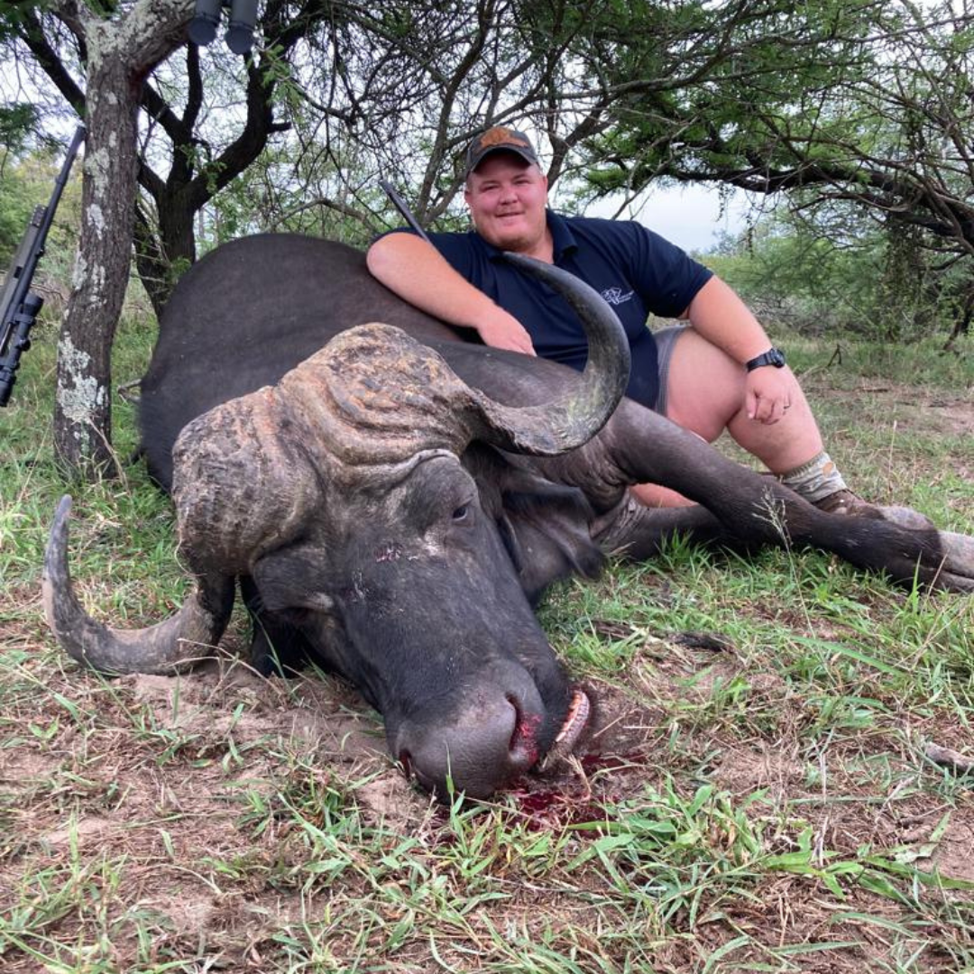 cazador con búfalo