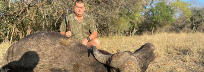 un cazador con un Búfalo