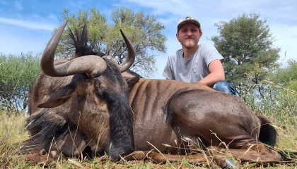 un cazador con un ñu