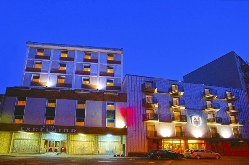 outdoor facade and entrance to the hotel