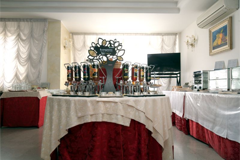 Saal mit gedecktem Tisch mit jedem Getränk