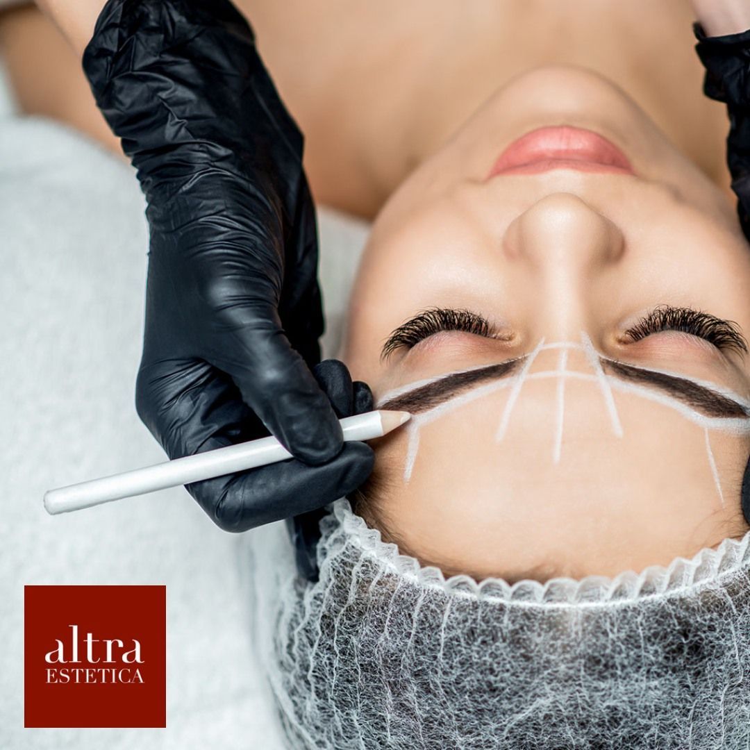 Una donna è sdraiata su un letto e si fa disegnare le sopracciglia