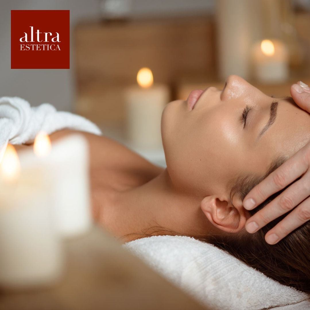 Una donna riceve un massaggio alla testa da altra estetica