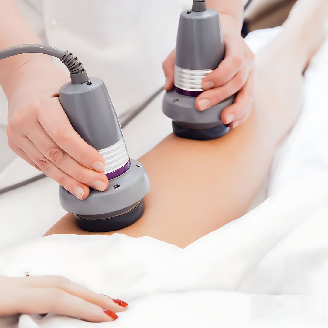 Una donna con le unghie rosse si sta facendo un massaggio sulla gamba