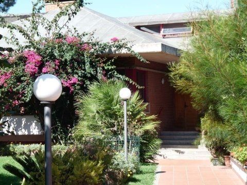 Una casa con un cartello con su scritto