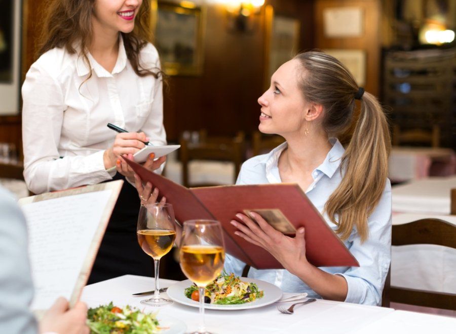 cliente intenta ad ordinare da menù consigliata da cameriera