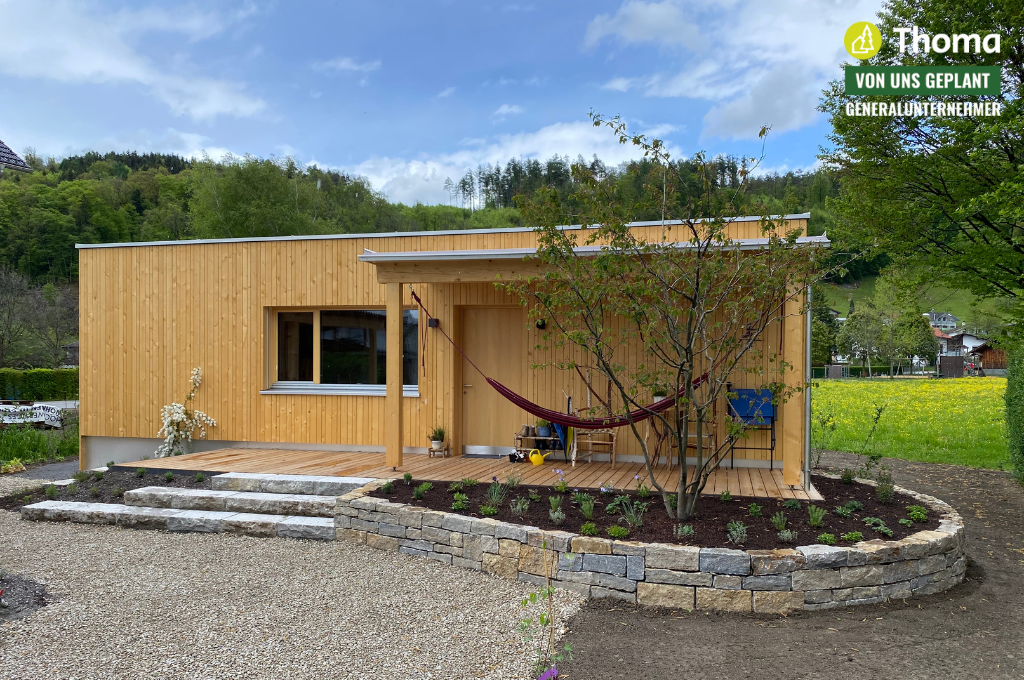 Ein kleines Holzhaus mit einem davor geparkten Fahrrad