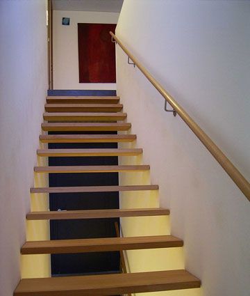 Eine Reihe von Holztreppen mit einem Holzgeländer