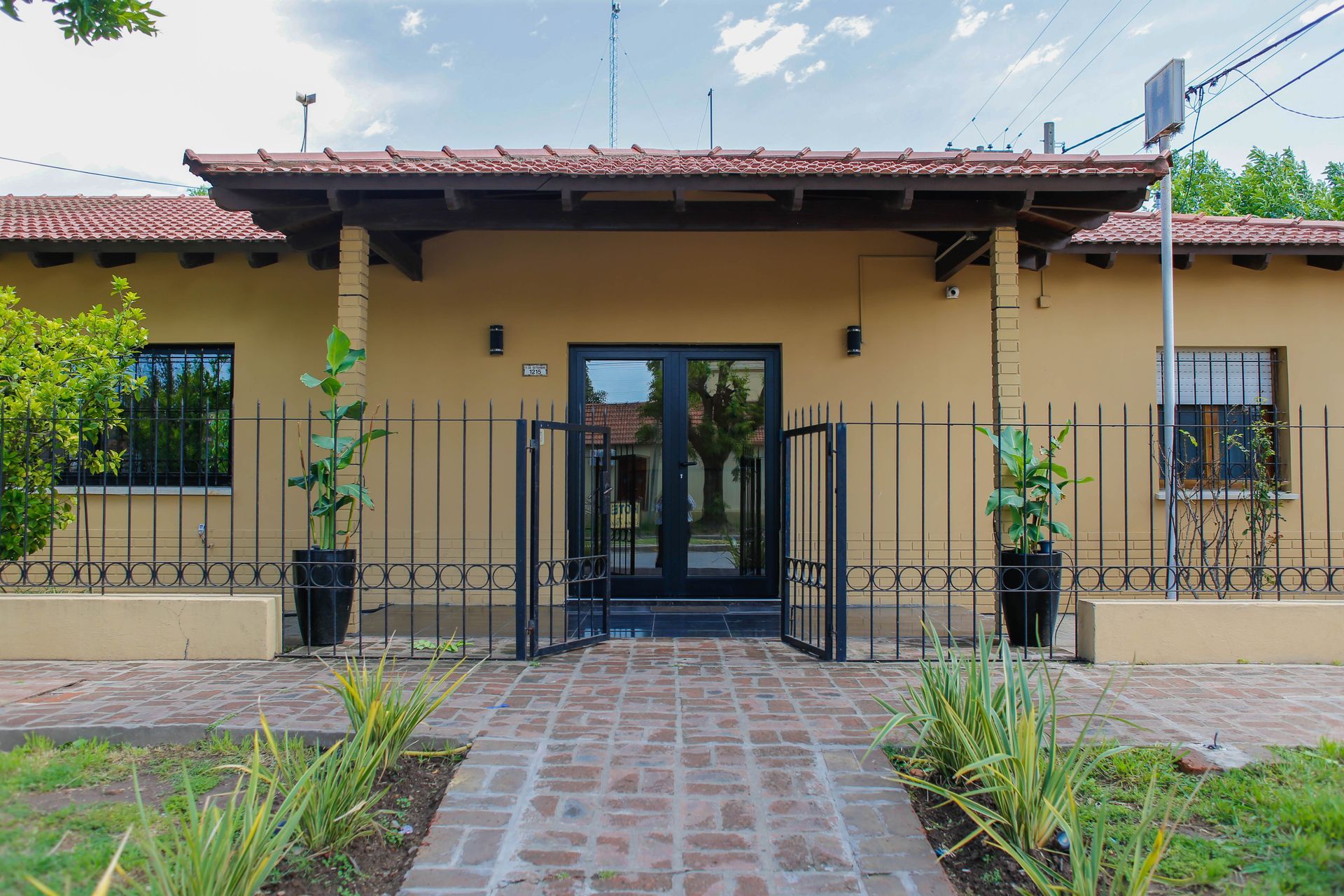 Una casa con una pasarela de ladrillos que conduce a la puerta principal