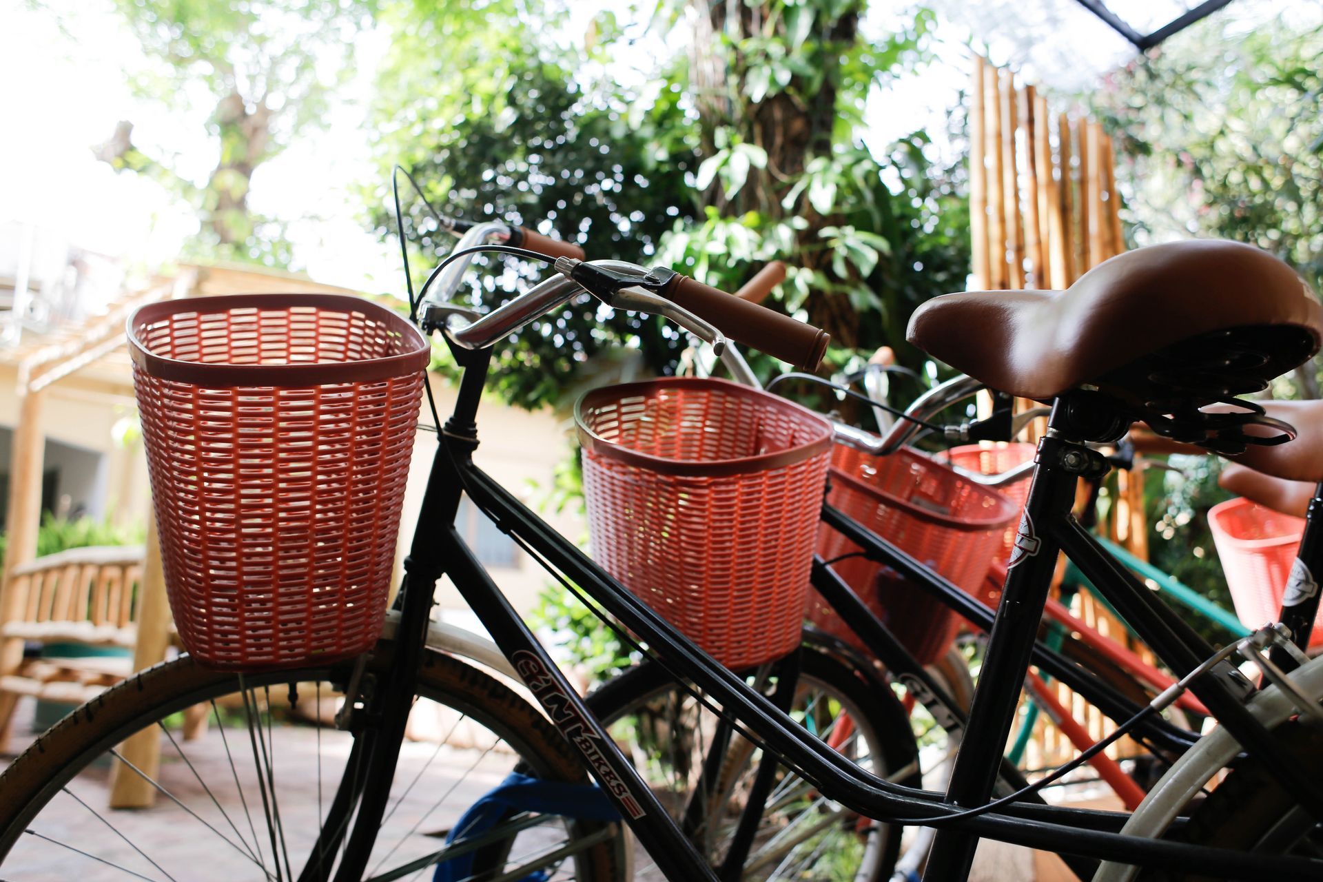Dos bicicletas con cestas están estacionadas una al lado de la otra