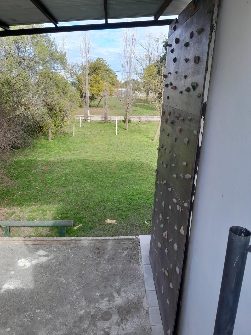 Una puerta que está abierta a un campo de hierba