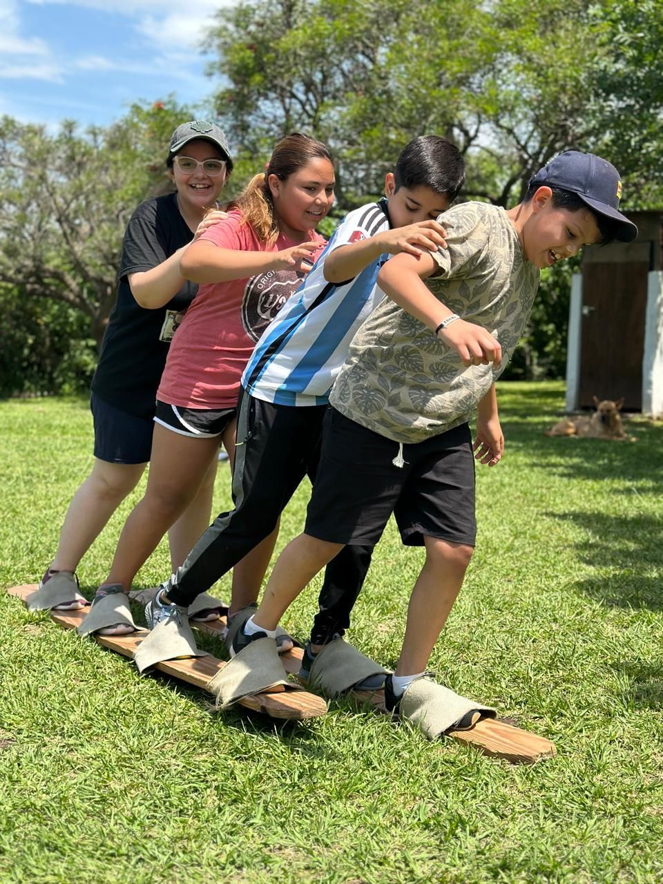 Un grupo de niños está jugando en el césped.