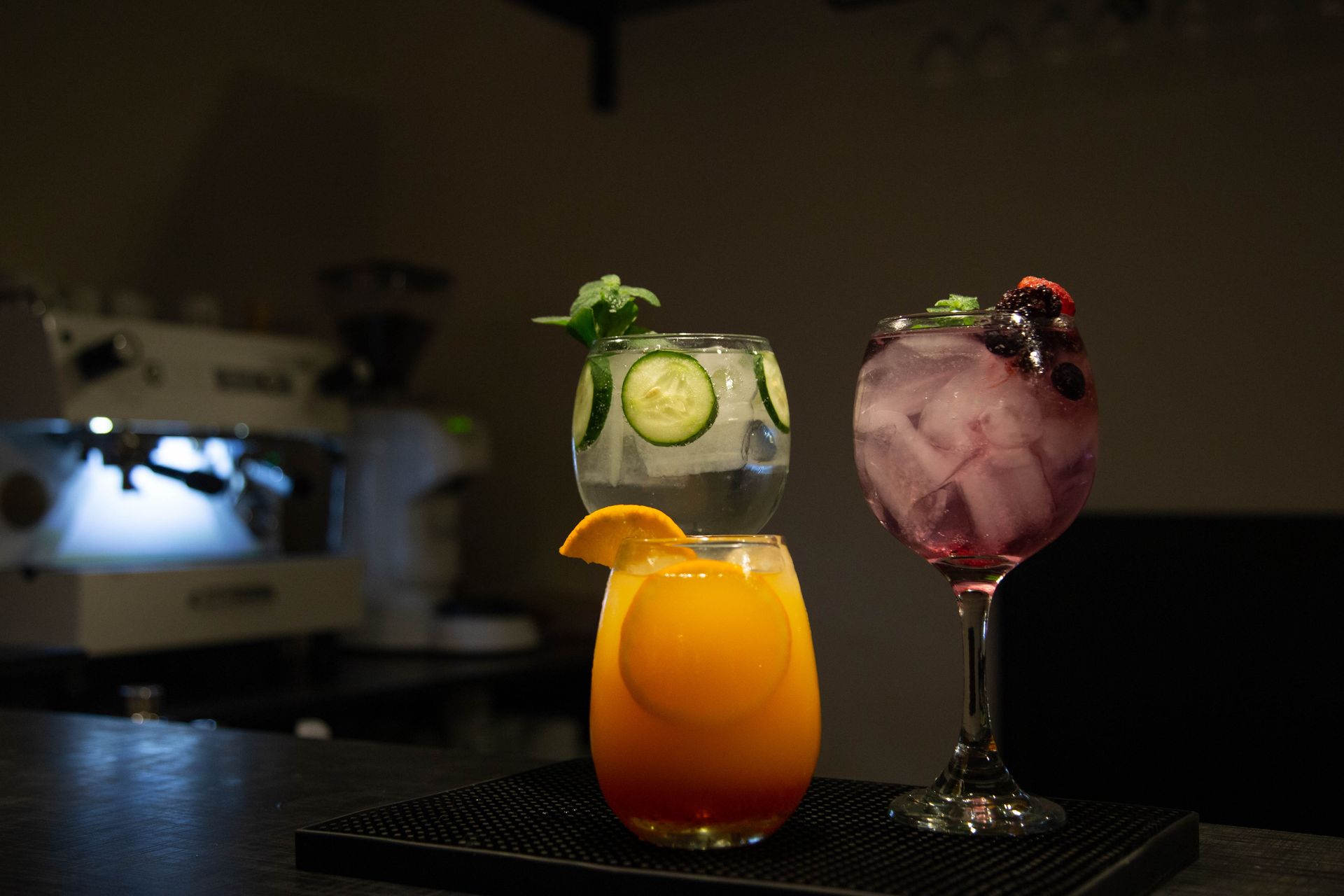 Dos cócteles están en la barra de un bar.