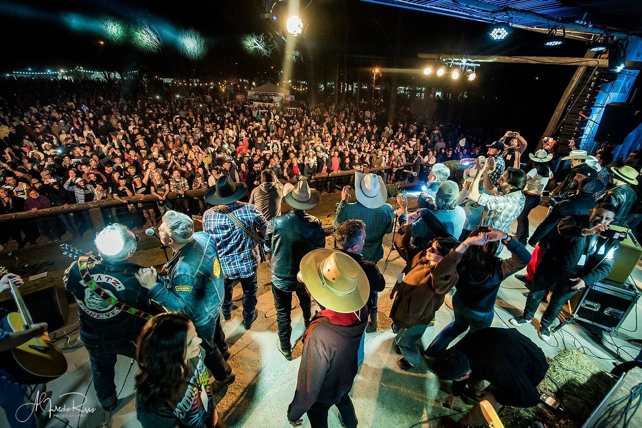 Una mujer le está dando un masaje de pies a un niño en un spa.