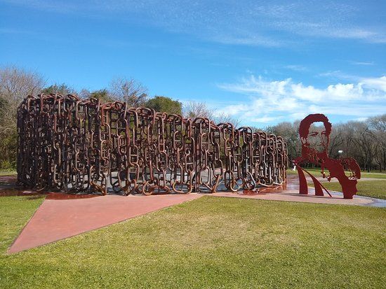 Una persona recibe un masaje con aceite en la espalda.
