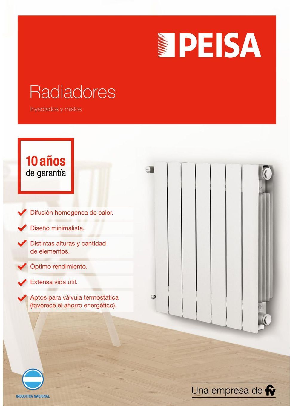 Un radiador blanco está sobre un suelo de madera al lado de una silla.