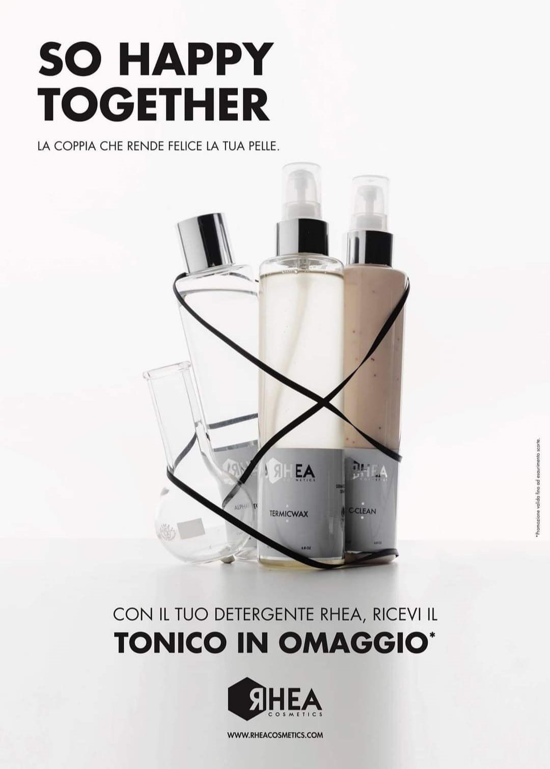 Pubblicità per i prodotti per la cura della pelle RHEA raffigurante tre flaconi legati insieme, con sovrapposizione di testo.