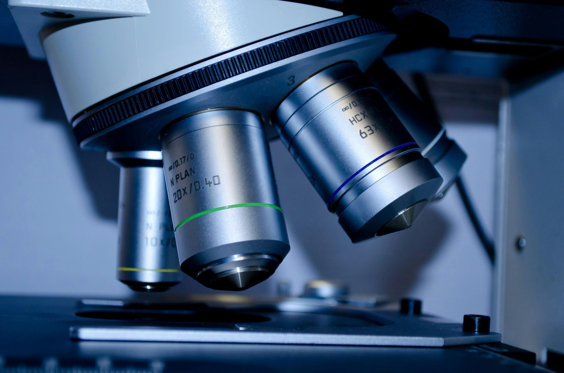 A close up of a microscope with a green stripe on the lens