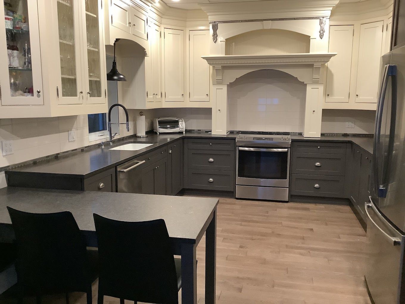 Une cuisine avec une table et des chaises et une cuisinière.