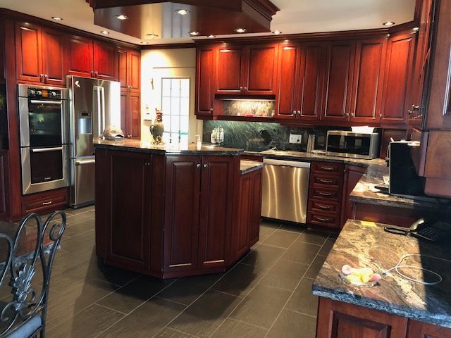 Une cuisine avec armoires en bois et électroménagers en acier inoxydable