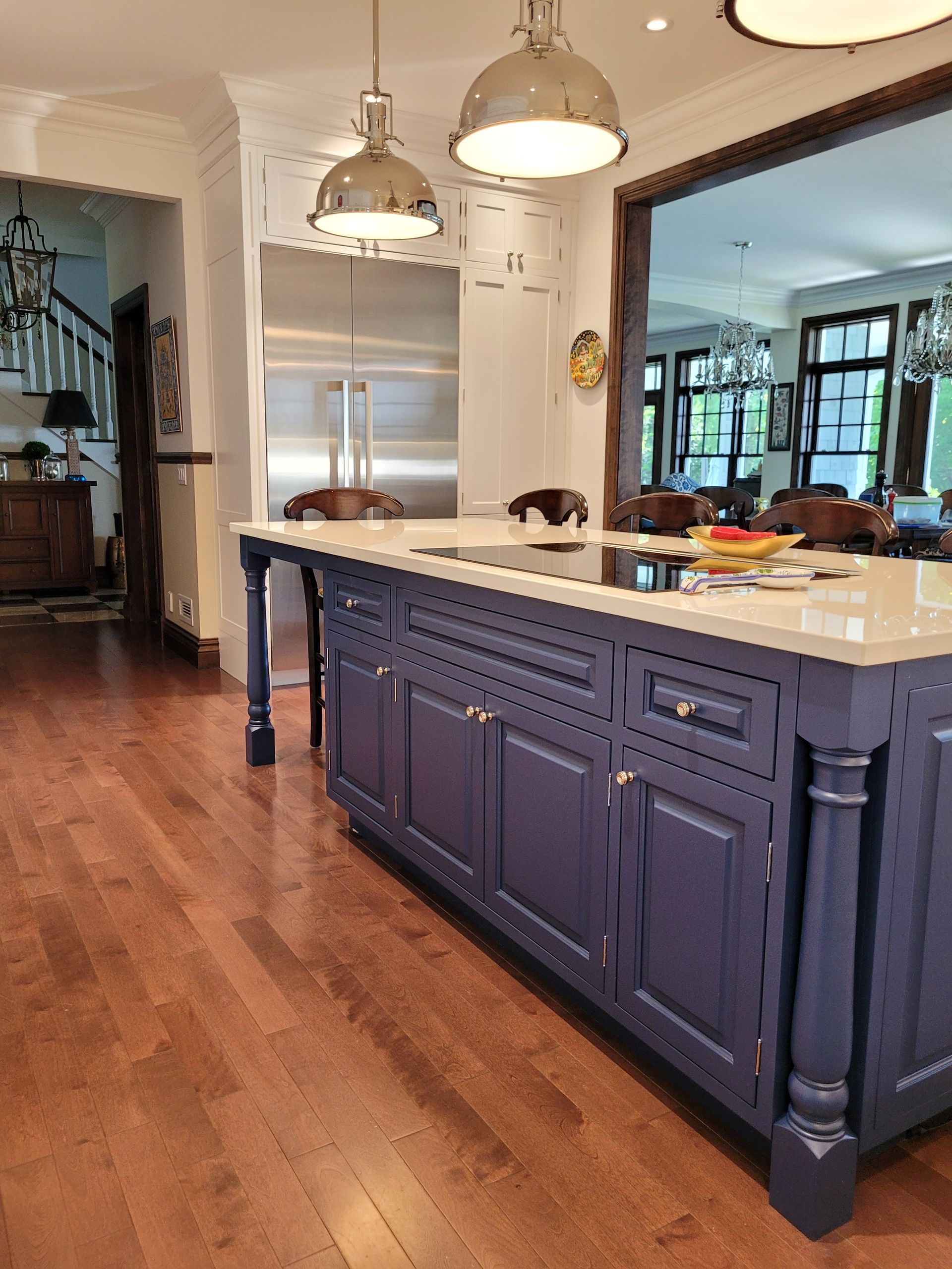 Une cuisine avec un grand îlot bleu au milieu.