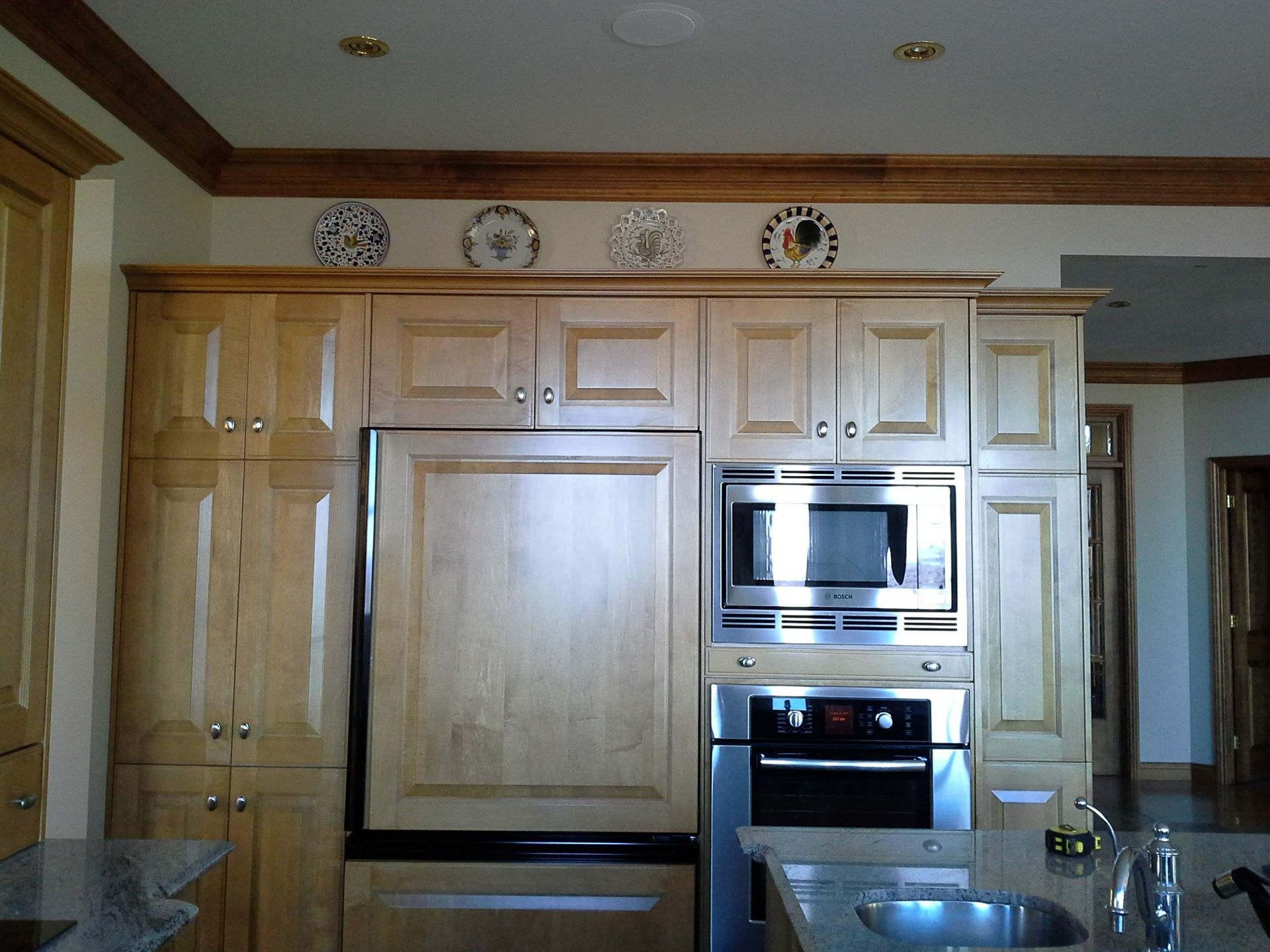 Une cuisine avec électroménagers en acier inoxydable et armoires en bois