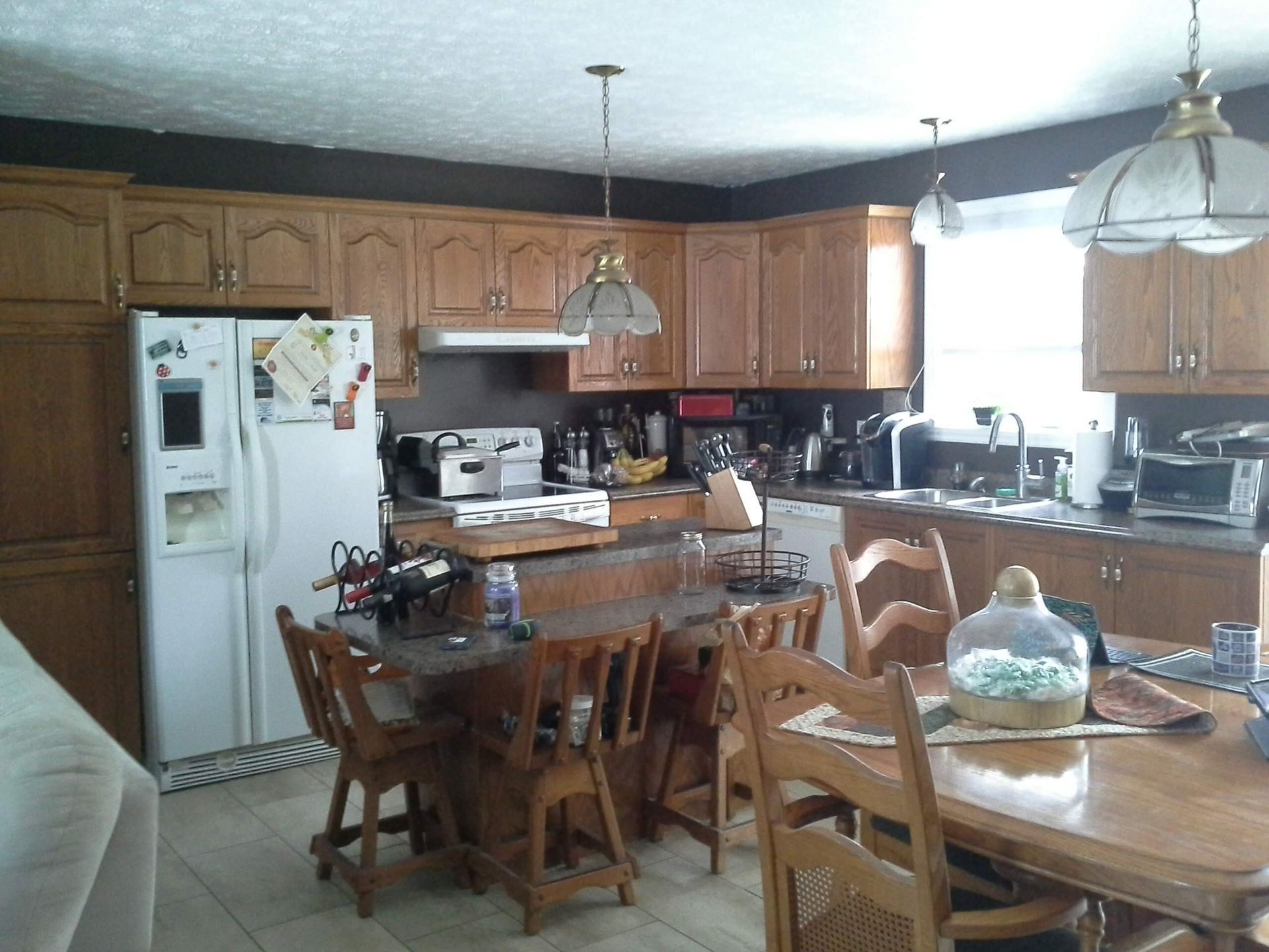 Une cuisine avec des armoires en bois et un réfrigérateur blanc