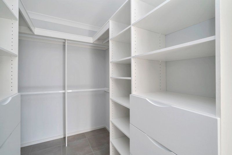 Walkin robe with shelves and drawers