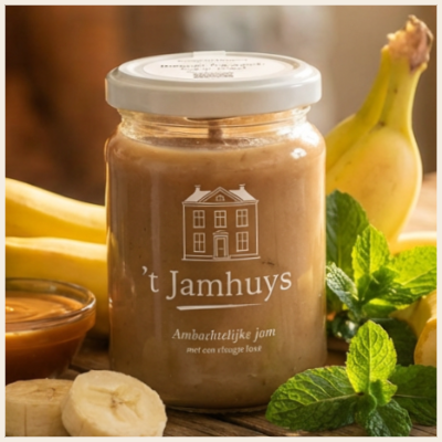 Pot bananenjam met bananen en muntblaadjes.