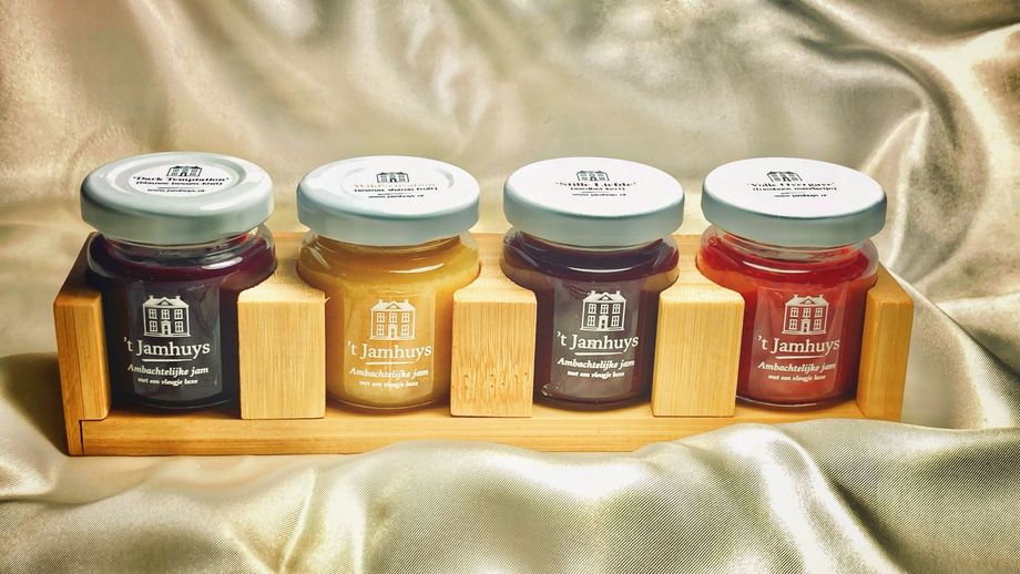 Twee cadeautassen; een marineblauwe en een witte met gouden stippen en een venster waardoor de inhoud zichtbaar is.