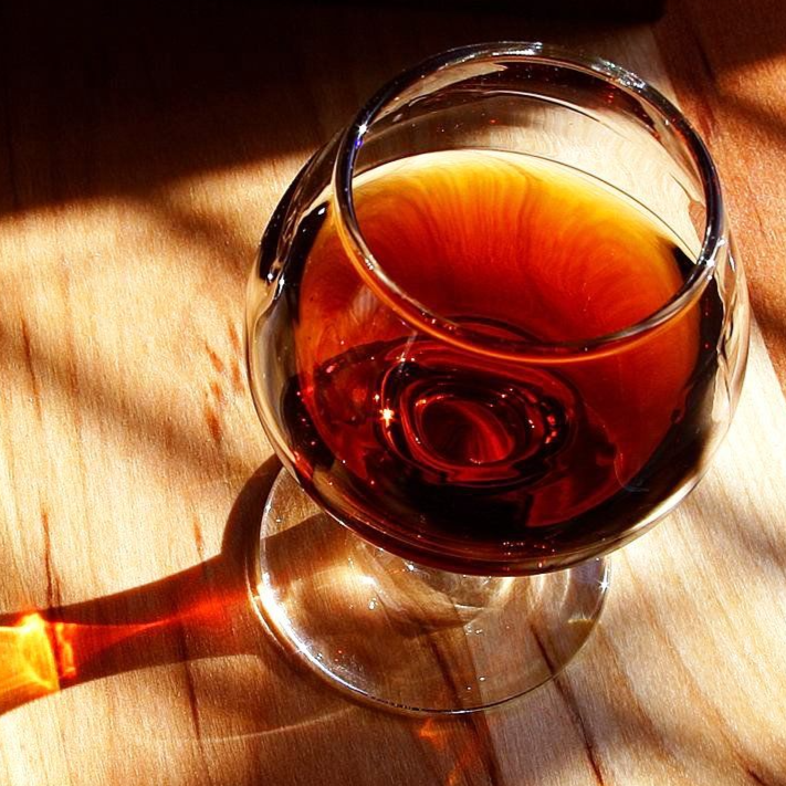 Gedroogde kruiden in houten schalen en potten, verse tijmtakjes op een snijplank.