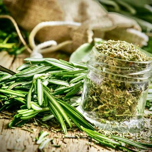 Pure chocoladerepen en cacaopoeder op een witte ondergrond, met een lepeltje cacao.