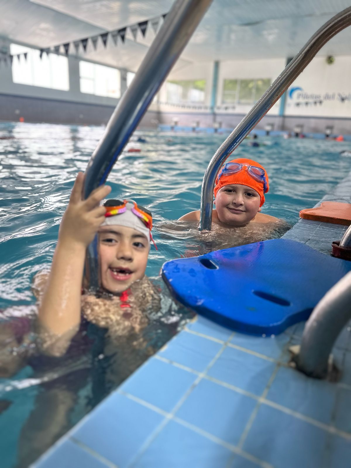 Dos niños en una piscina