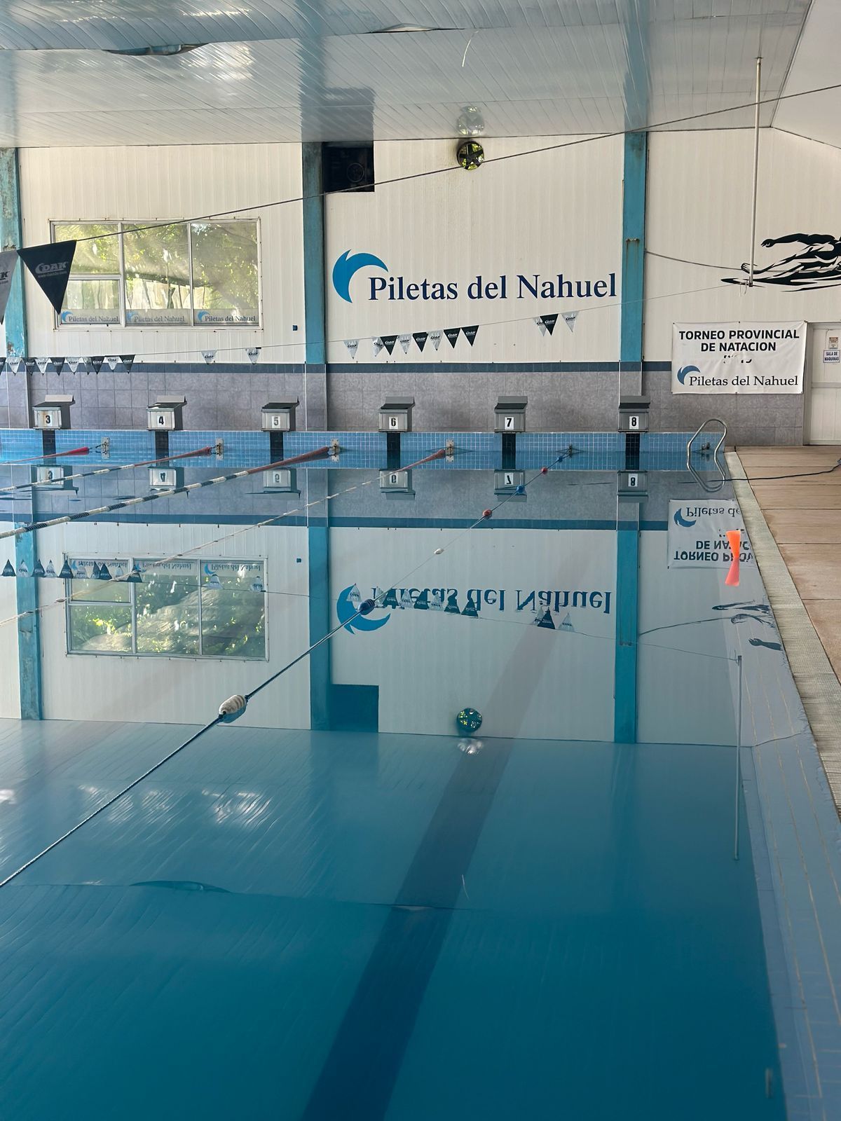 Una piscina con un cartel que dice piletas del nahuel