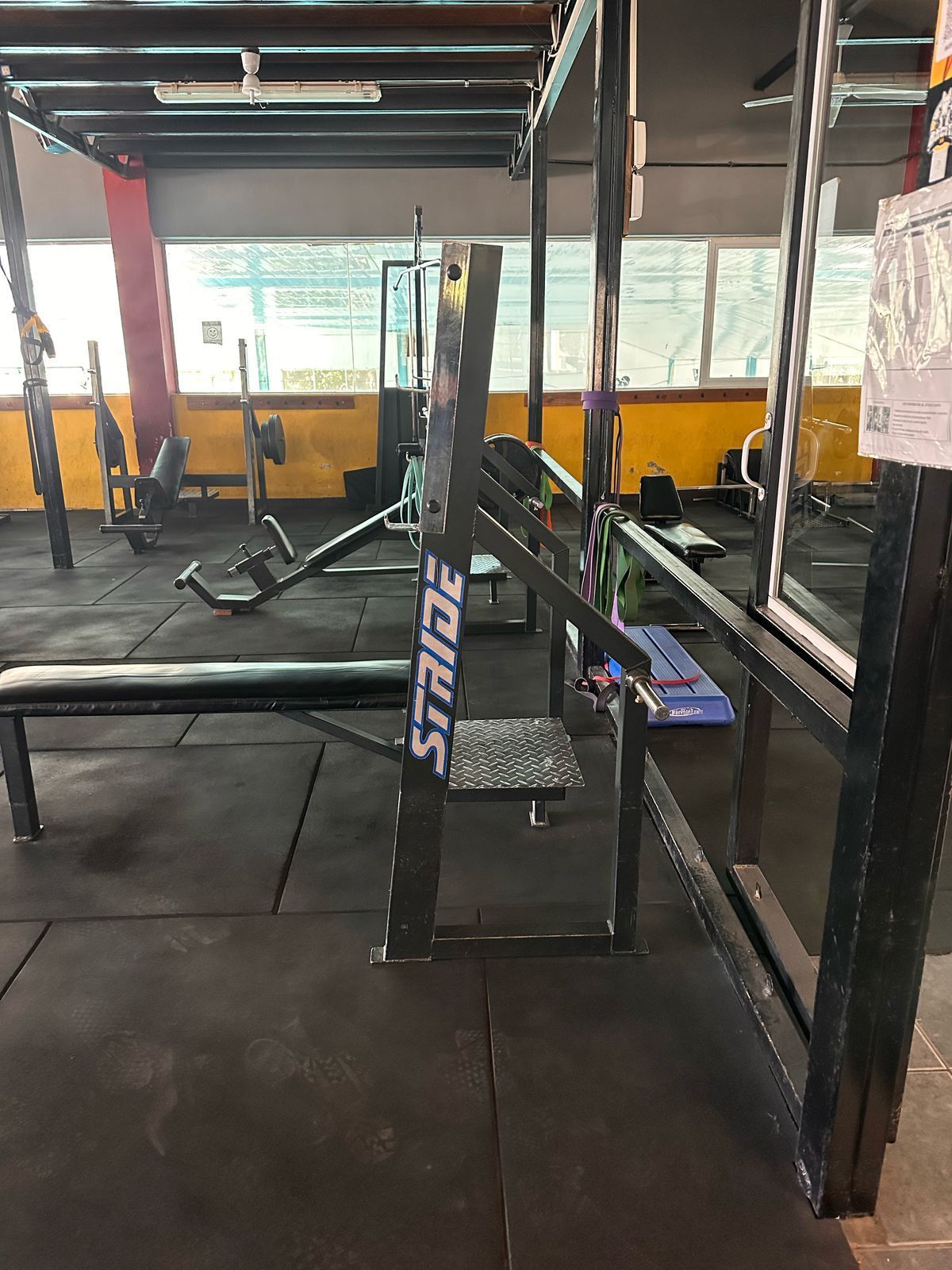 Hay un banco en el medio del gimnasio.