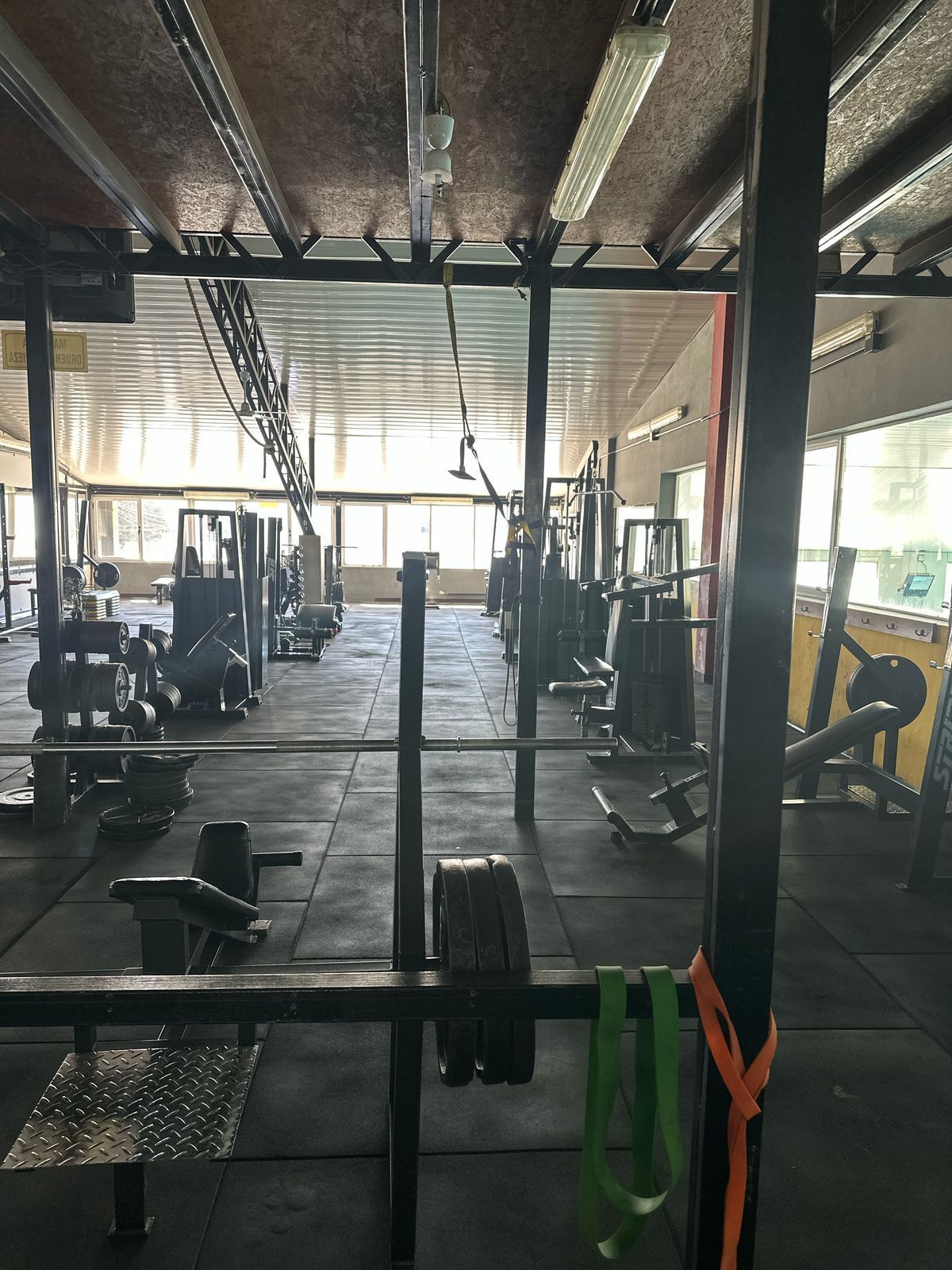 Un gimnasio con mucho equipo de ejercicio y una barra