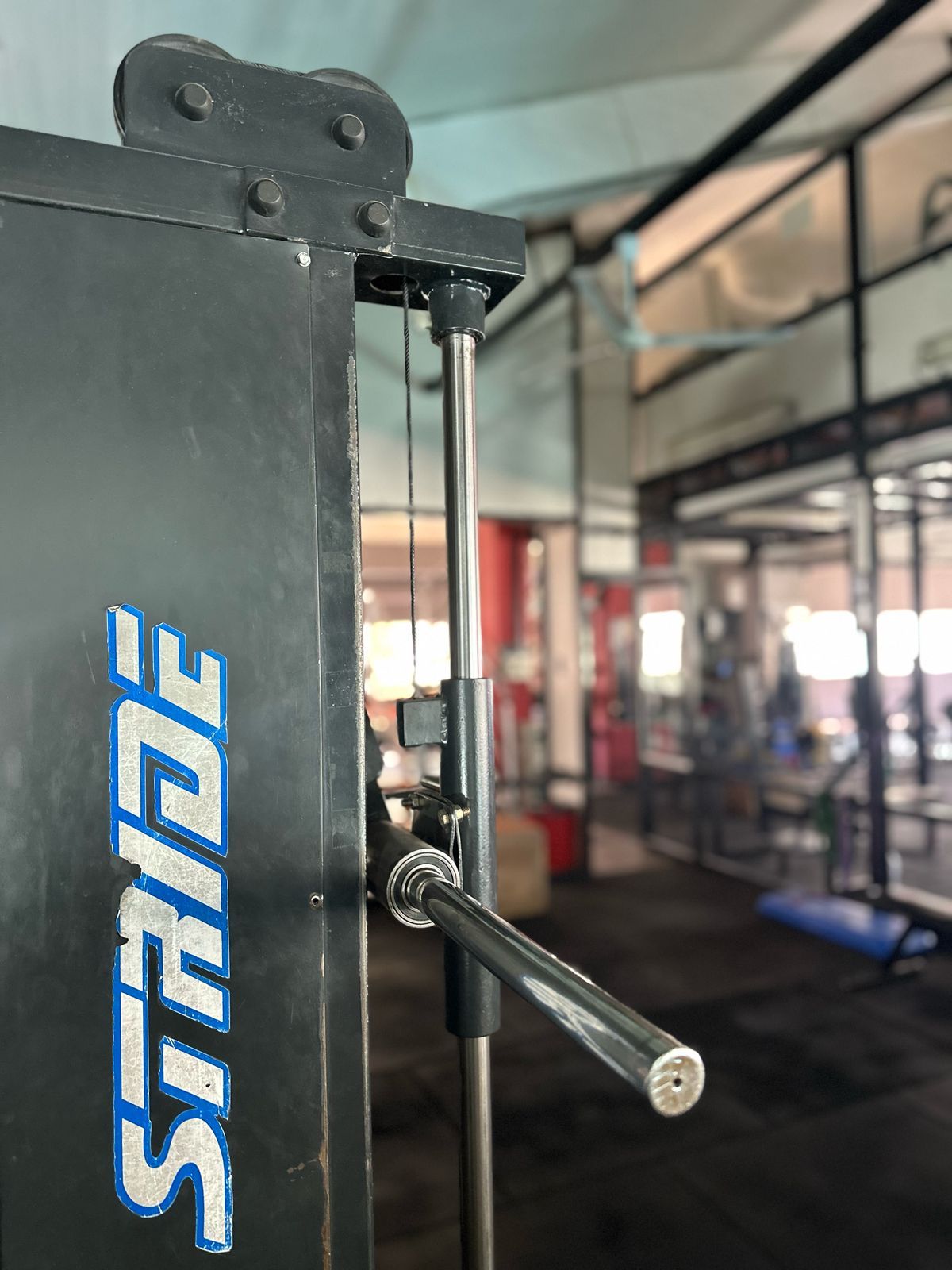 Un primer plano de una máquina en un gimnasio con la palabra zancada escrita en ella.