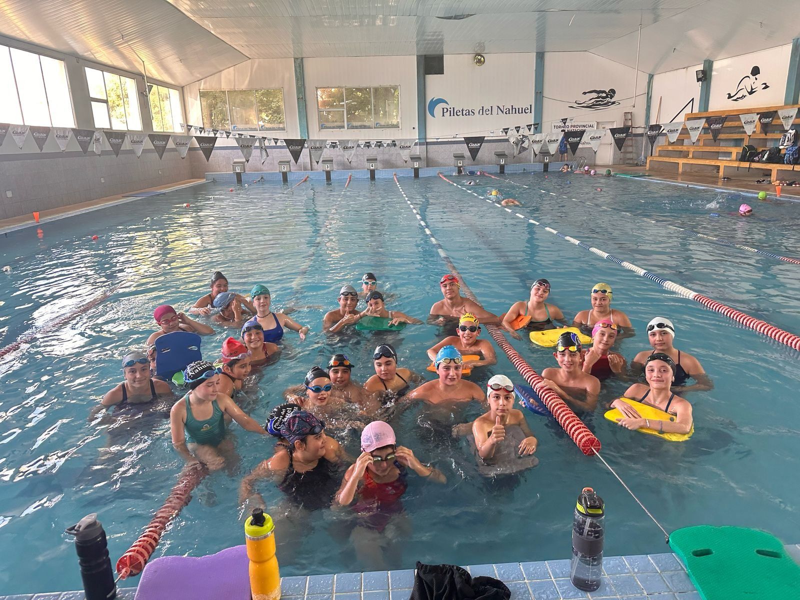 Un grupo de personas está nadando en una piscina.