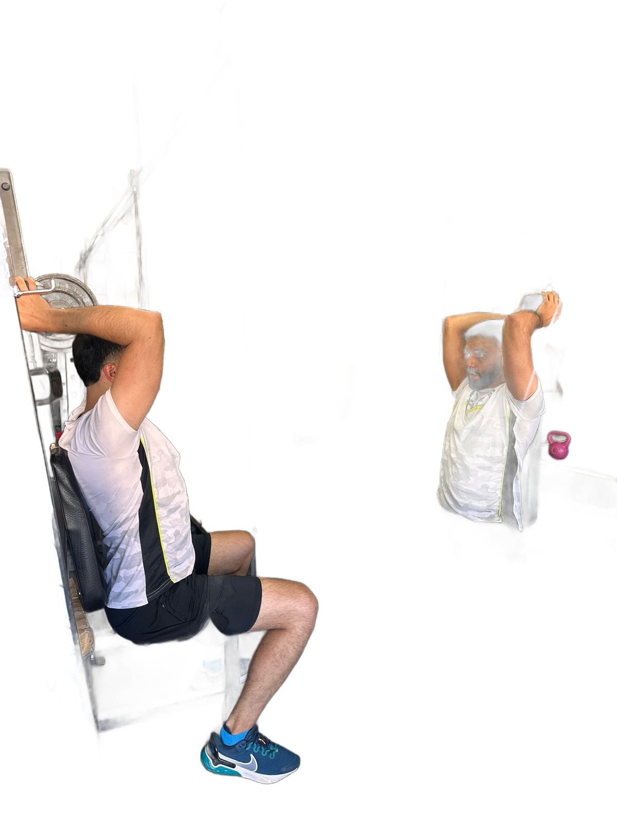 Hombre haciendo un ejercicio de tríceps en un gimnasio, visto desde un reflejo en el espejo.