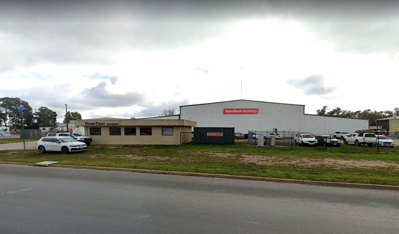 A large building with a lot of cars parked in front of it.