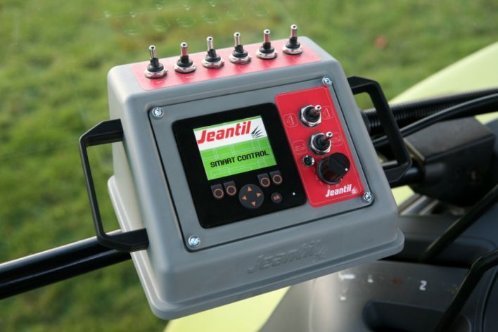 A jeantil device is attached to the handlebars of a vehicle