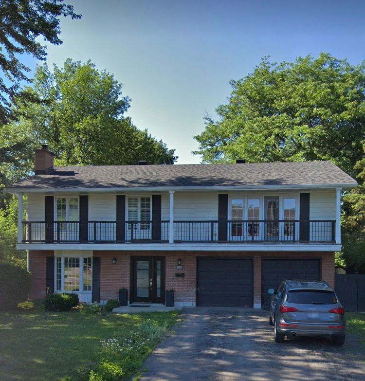 Une maison avec une voiture garée devant