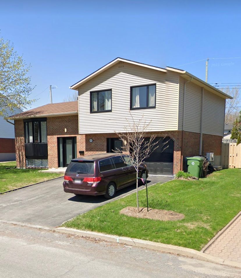 Une maison avec une camionnette garée devant