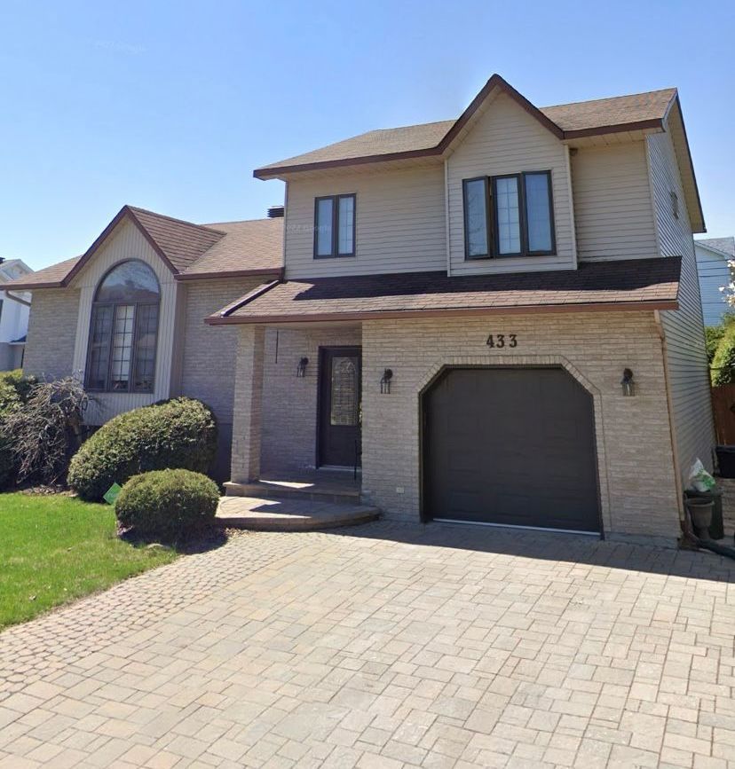 Une maison avec le numéro 435 dessus